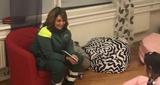 Sista föreläsningen i serien var Här kommer Ambulansen med Halvan Eriksson. Sara från Ambulansen läste sagan och svarade på barnens frågor.