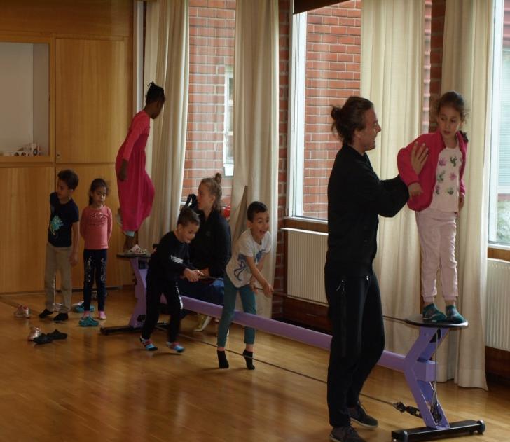 15-17,30 Första dagen gav Cirkus Cirkör en föreställning som sen följdes upp