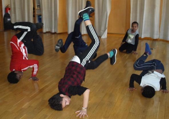 Tillsammans med Rädda Barnen och Folkteatern gav vi en trolleriföreställning