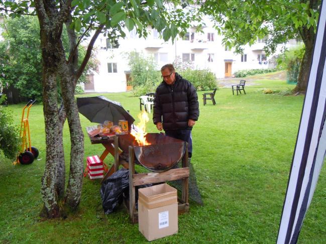 Lennart Limpan lyckades trots ösregn att tända grillen medan