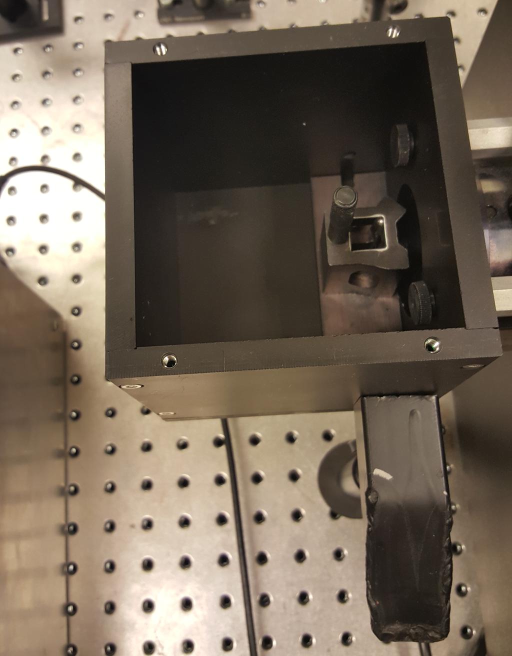 A. Appendix Figur 12: Närbild på den egenbyggda provhållaren utan lock.