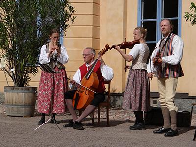 PROGRAMPUNKTER UNDER TRÄDGÅRDSFESTEN 11.00 15.00 UPPSALA SKRÄPKÖR OCH SKRÄPSPEL Uppsala skräpkör är ute på sommarturné och sjunger renast i Uppsala!