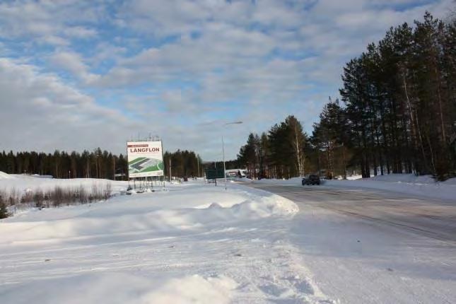 Det södra vägskälet bör utformas på samma sätt som det norra är idag (med undantag av gång- och cykelpassage).