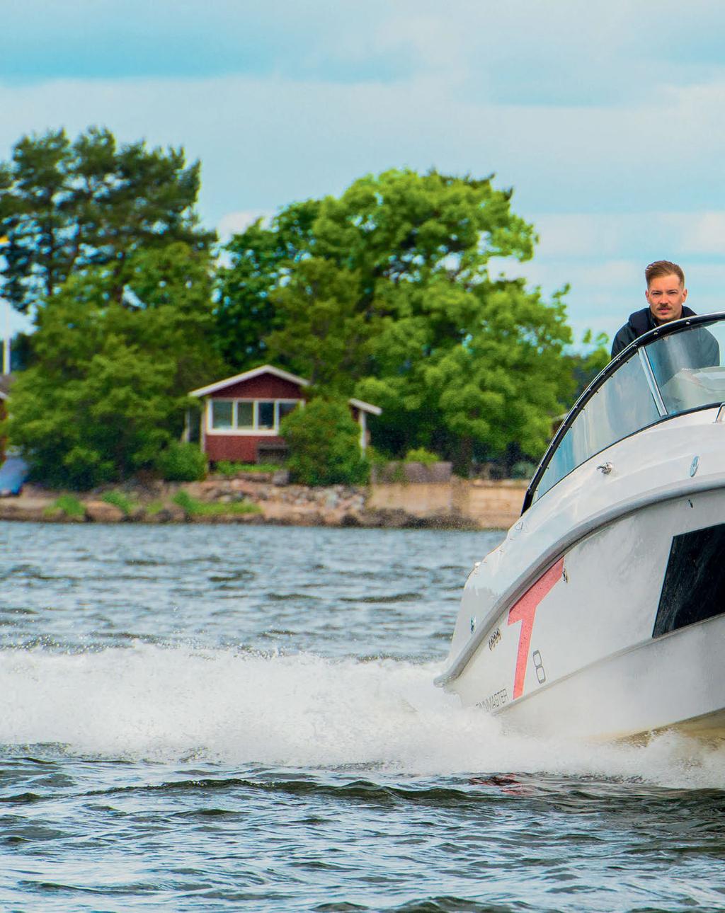 Test Finnmaster T8 Tvårummare me M ed enbart en chefredaktör och en fotograf i aktersoffan ser Finnmaster T8 närmast öde ut.