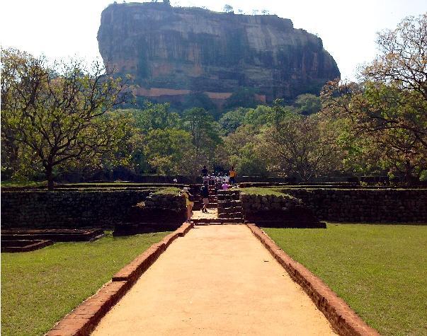 Sigiriya-berget, kallat Lejonklippan, är resterna av en sedan länge slocknad vulkan. Berget reser sig 380 meter och är tvärbrant på alla sidor.