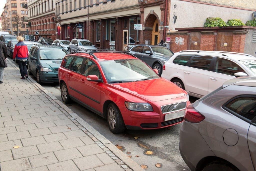 2. Bakgrund Under 2013 kontaktades trafikkontoret av en av fastighetsägarna (Auktionsverket, ägt av Avenyfamiljen) på Tredje Långgatan med ett förslag om att göra om den del av Tredje Långgatan som