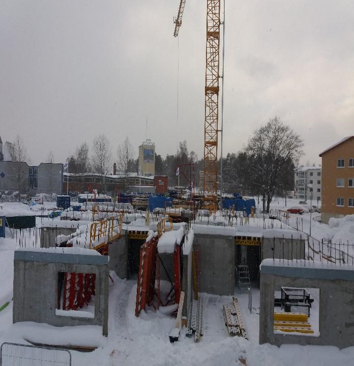 Rapport - Kv. Korgmakaren Grundplattor klara för både hus 1 o hus 2. Armering, Formning, Gjutning väggar hus 1/hus 2 pågår Första valv för hus 1 gjutet. Stomme klar till semestern för båda punkthusen.