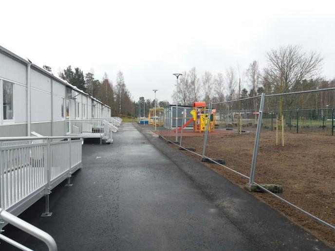 Pågående projekt Åkrahällskolan, moduler för förskola Grässådd ska genomföras till våren. Klart under sommaren, byggstängsel tas då bort.