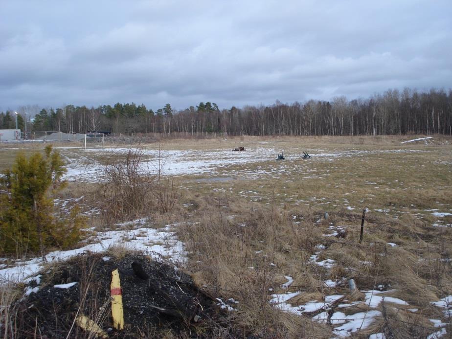 PM Figur 6. Foto över den f.d. golfbanan. Bilden är tagen mot nordöst, i sydvästra delen av f.d. golfbanan. I bildens vänstra kant syns byggarbetsplatsen norr om golfbanan.