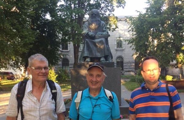 Lars, Sven-Erik och Per framför runosångarens staty i Sordavala. Floden Neva stränder Sankt Petersburg ett nålsöga Floden Neva förbinder Ladoga med Finska viken.