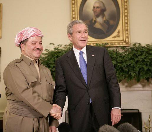 5 Barzani och president Bush Därmed har Irak enligt premiärministern Haider al-abadi förklarat den kurdiska folkomröstningen, där 93 procent av de 70 procent som deltog röstade ja till en egen stat,
