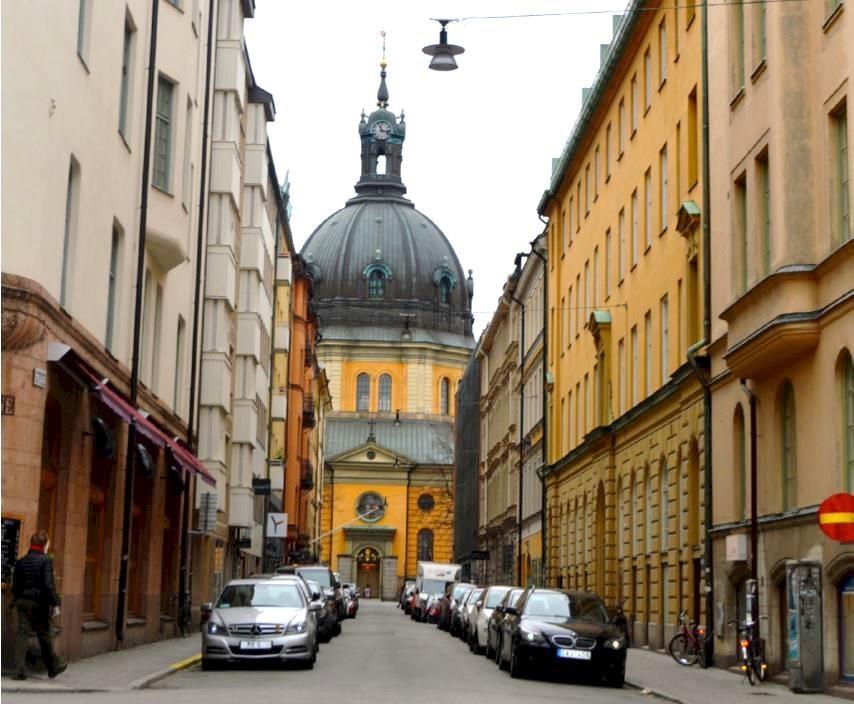 Sida 7 (18) Vy mot Hedvig Eleonora Kyrka, Jungfrugatan. Sjökalven 17& 28 på höger sida.