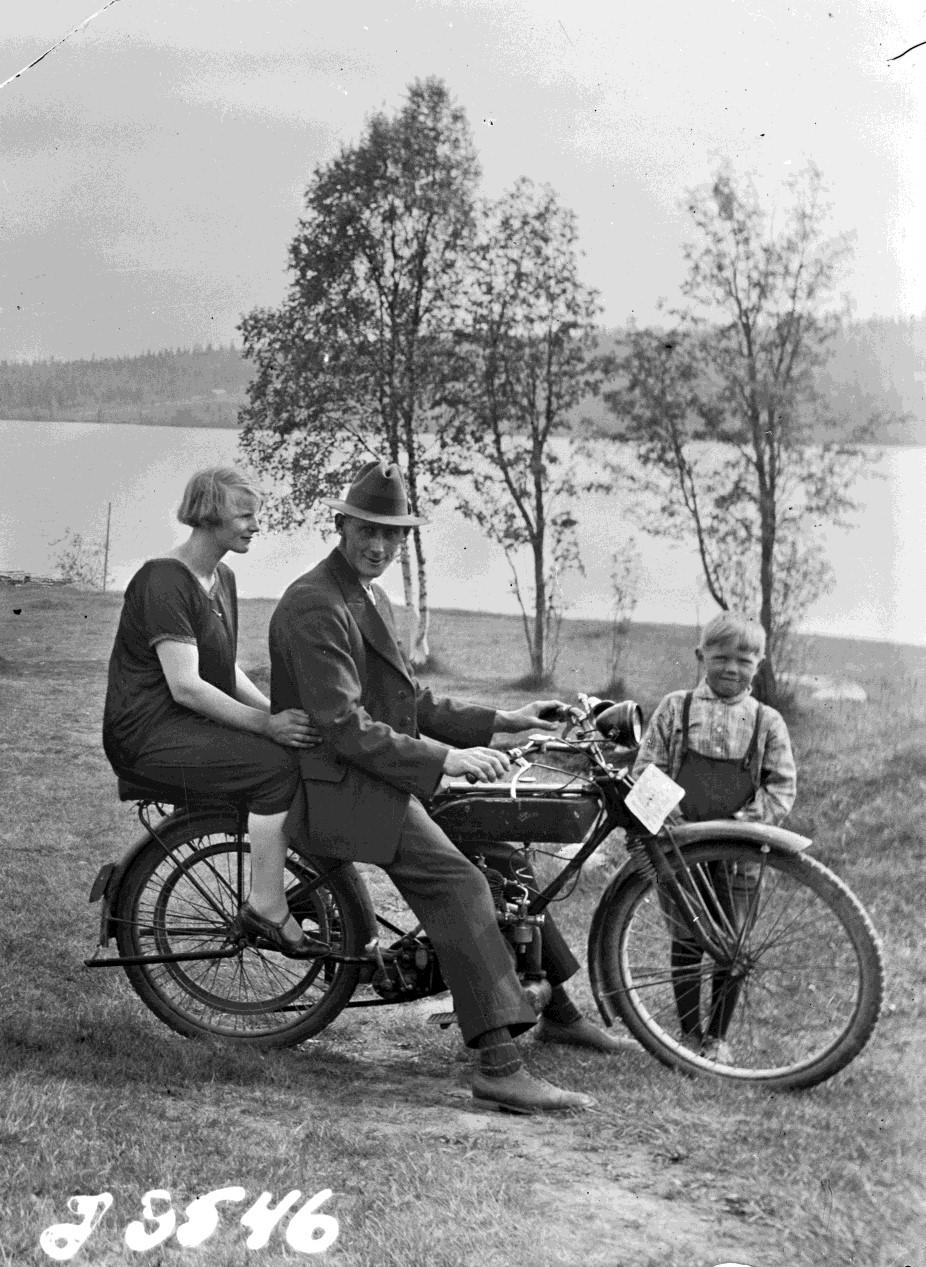 Västerbottens museum Västerbottens museum Box 3183 903 04 Umeå Besöksadress: Gammlia, Helena Elisabeths väg Tel: 090-16 39 00 växel 090-16 39 54, 16 39 55 fotoarkiv 090-16 39 33 övriga arkiv e-post: