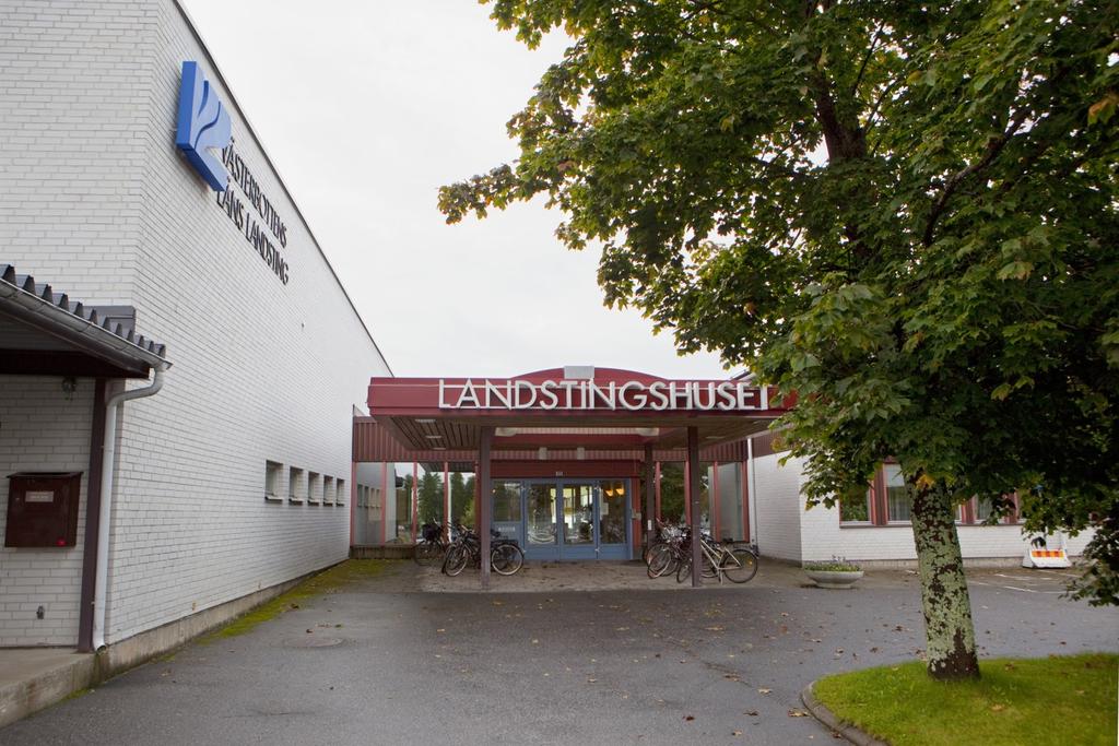 delar av arkiv som överlämnats eller deponerats. Här finns handlingar som berättar om händelser och förhållanden inom Västerbottens län, främst ur hälsoperspektiv.