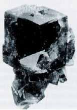 .. = {100} 25 Enhetskristaller, polykristaller Det som behandlades ovan gällde allt oändliga kristaller med perfekt ordning Ingen verklig kristall kan vara oändlig Men ett