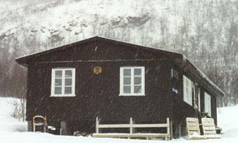 Och jag kan lova er när man smög ut på natten, vettskrämd redan från start av fjällets mörka ödslighet, då var man glad att man