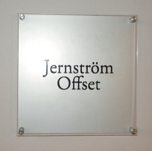 Figur 1. Figuren visar Jernström Offsets skylt vid entrén. 2.2 Jernström Offset Företaget, då vid namn Jernström Offsettryck AB, startades i Stockholm på 1960-talet av Anders och Rune Jernström.
