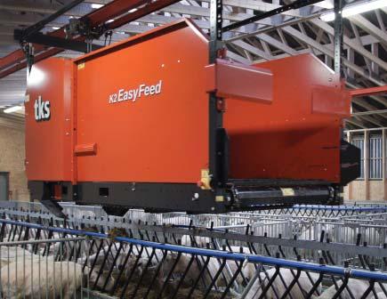 EasyFeed kan utrustas med sidoutmatare och borsta, styrningen av dessa ligger i K2 EasyFeed-styrningen. Den kan även utrustas med en kraftfodertank.