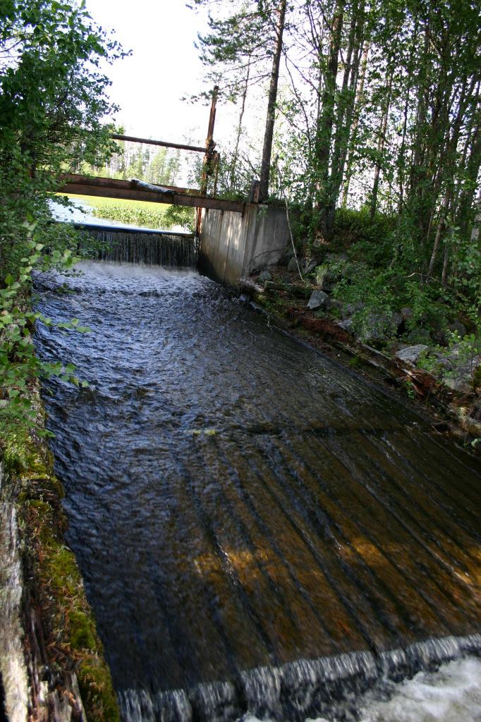 Dammen är 4,3 meter bred och består av trä med sidor av betong samt överdel av stålvalsar. Nedströms dammen finns tre träskibord i trappstegsformation som alla är i gott skick.