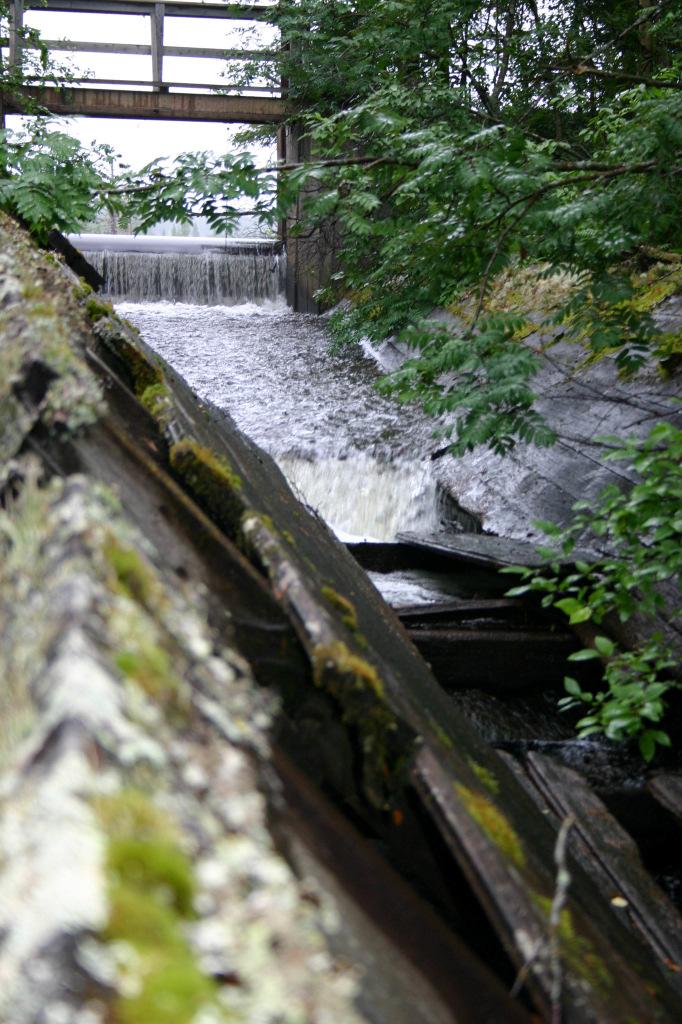 Vattnet rinner dock endast 21,5 meter i rännan vartefter det kommer ett stort hål med en fallhöjd på ca 45 cm ner till själva