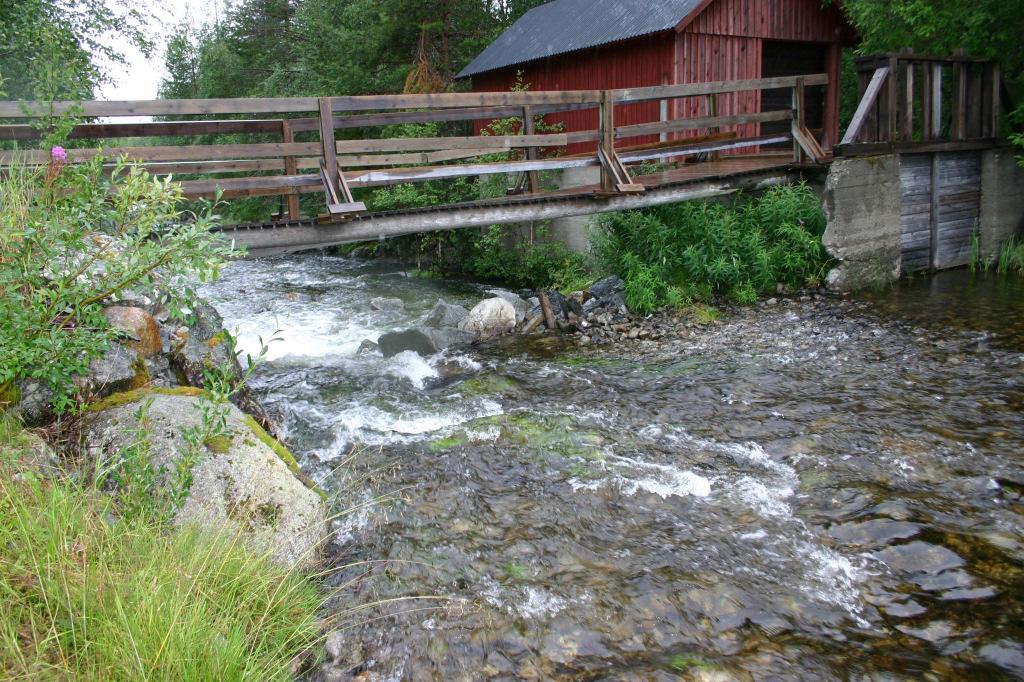 Bron över bäcken har på den södra sidan blivit underminerad så att stöttorna tappat sitt fäste vilket gör att bron lutar och kommer att rasa (se bild 7 b).