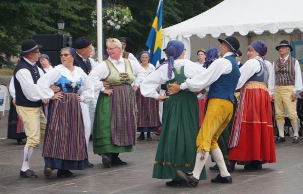 Vila och vila ja inte blev det mkt med det för när vi kom till hotellet och fått av folkdräkten så ville Anton efter en stund att vi skulle gå och titta när det skulle bli världsrekordsförsök i