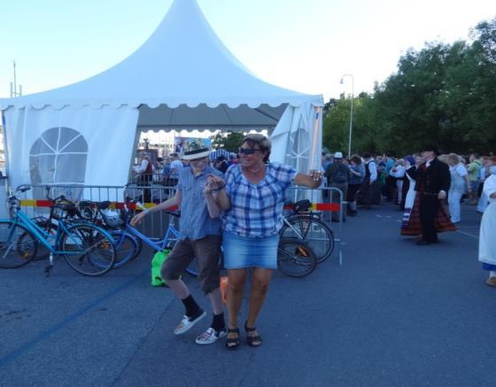 Dansglädje Bilden med Anton och Lena är tagen på Europeaden när det sattes rekord i antal personer som dansade Humppaa samtidigt. Birgitta Jönsson Nationaldagen ur mammas synvinkel.