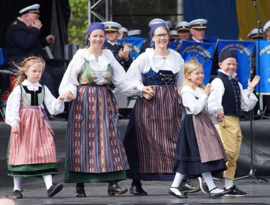 Det bästa med dagen var dock att det var en grupp barn och ungdomar som varit där och dansat folkdans.