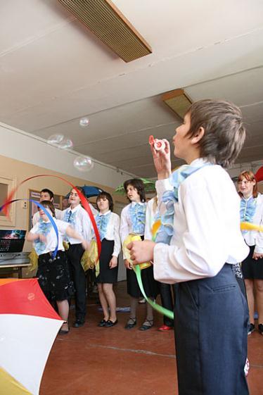 Fadderlösa barn Nu är det snart sommarlov för de som går i skolan, men när det blir höst igen, kommer det också nya elever till skolan.