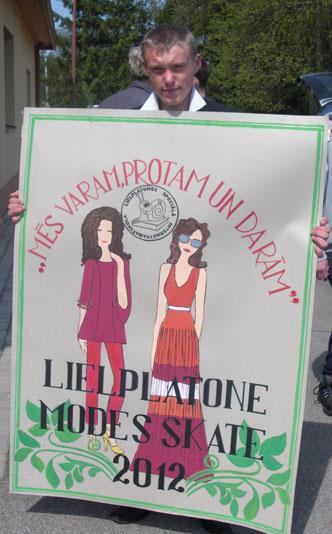 Modeshow Den 10 maj anordnade Lielplatone en Modeshow för 19:e året i rad. Vår förväntan var hög när vi under strålande sol åkte till Eleja där Modeshowen hölls.
