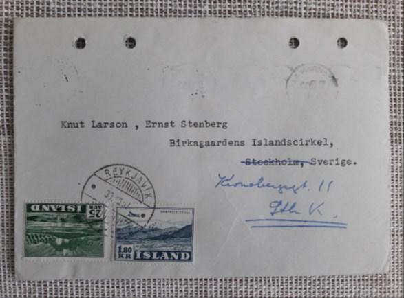 Inget märkvärdigt med själva kuvertet, mer än att avsändaren inte verkat ha varit särskilt noggrann med frimärkenas placering och orientering eller med att ta reda på adressaternas exakta adress.