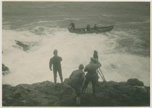 Bland dem som ställde frågan var den svenske dokumentärfilmaren mm, ryttmästare Sten G:son Nordenskiöld (1889-1987). Nämnde Nordenskiöld hade redan på 1 920- och 30-talen varit på Färöarna och bl.a. spelat in en film, Farornas ö, som utspelar sig på Skúvoy och Stóra Dímun och som handlar om det ibland farofyllda livet på öarna, t.