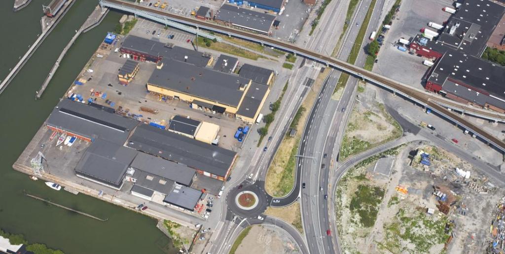 I Marieholm berörs en verksamhet utmed Marieholmsgatan som inte tidigare varit berörd och som behöver lösas in. Övriga verksamheter öster om E45 är redan inlösta och byggnaderna rivna.