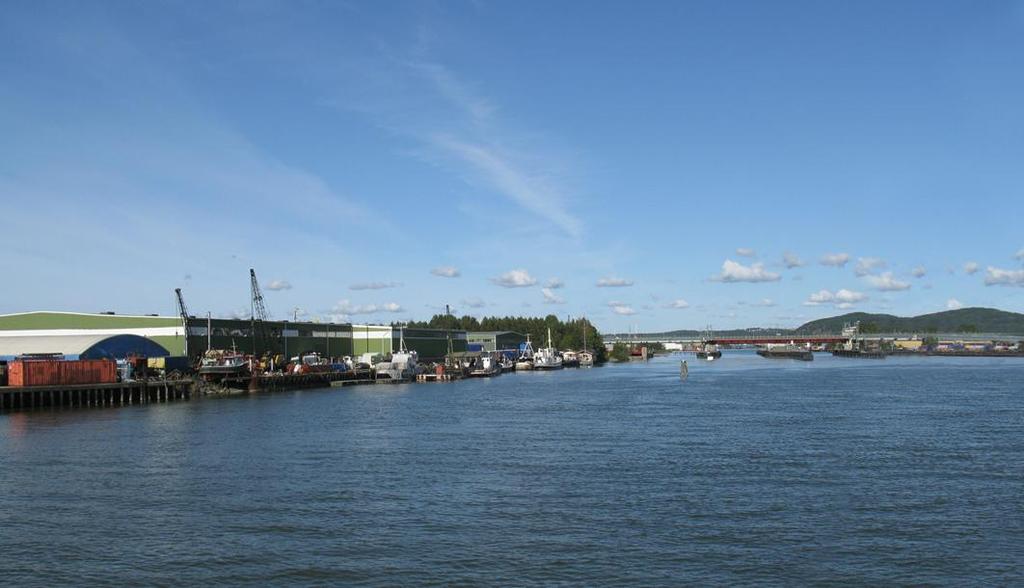 bro med samma typ av brospann och fundament som befintlig. Även anslutningsbroar uppförs som befintliga med spännarmerade betongtråg upplagda på betongpelare och med samma spännvidder som befintlig.
