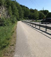 Hallundastråket. Stråket går i en tunnel under Hågelbyleden och fortsätter därefter som friliggande GC-väg utmed E4:an.