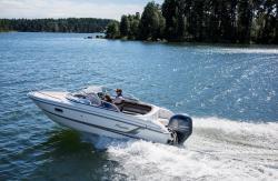Yamarin 65DC Yamarin 65 Day Cruiser har nu mer koj-, sitt- och stuvplats än någonsin.