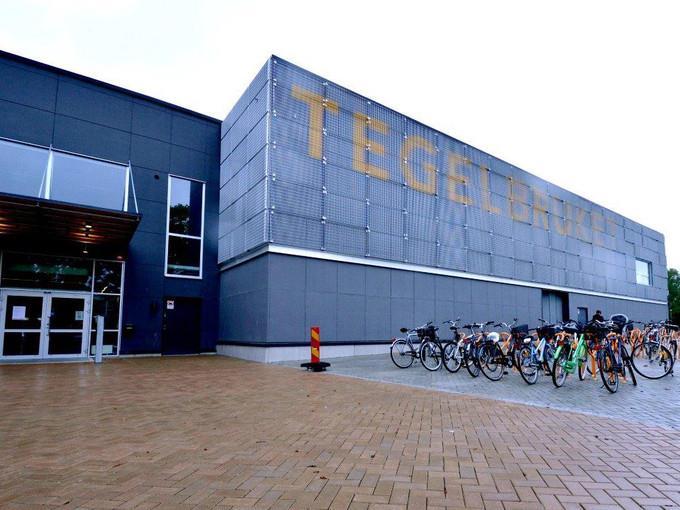 Ungdomsarenan Tegelbruket Örebro Ungdomsarenan Tegelbruket invigdes i en jättelik byggnad om 8 200 m 2 strax utanför Örebro centrum år 2012.