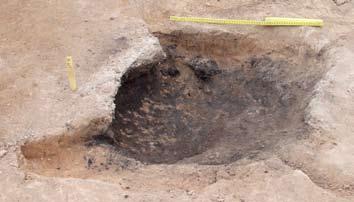 schaktet blivit förglasad av värme. Detta tyder på att leran i schaktväggarna endast lagts på utsidan av en flätad korgliknande konstruktion.