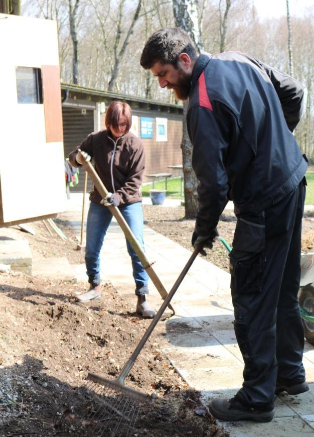 Gräsklippning, trädröjning, målning, städning, reparationer, räfsning mm sköts av föreningens medlemmar och det mesta fixas under planerade Arbetsdagar.