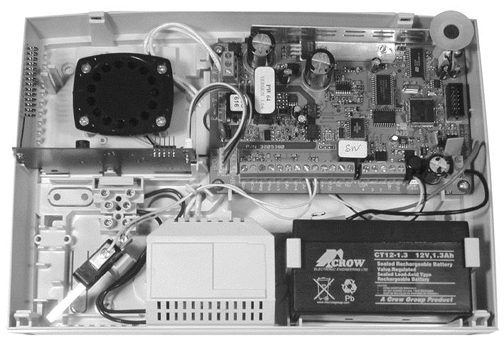 Freewave 64 INKOPPLING I CENTRALAPPARATEN INKOPPLING I CENTRALAPPARATEN Anslutning Telelinje Anslutning Nätspänning 220V~ 0V Utgång 1: -Programmerbar -Ansluten till intern siren Utgång 2: -Max 1,5A