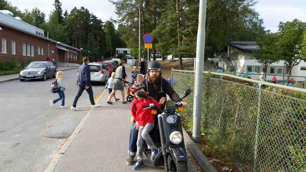 Röda pilar visar var de stora och mindre gångströmmarna gick (Källa: WSP) Flest kom från Harriet Sundströms väg och från gång- och cykelvägen genom skogen.