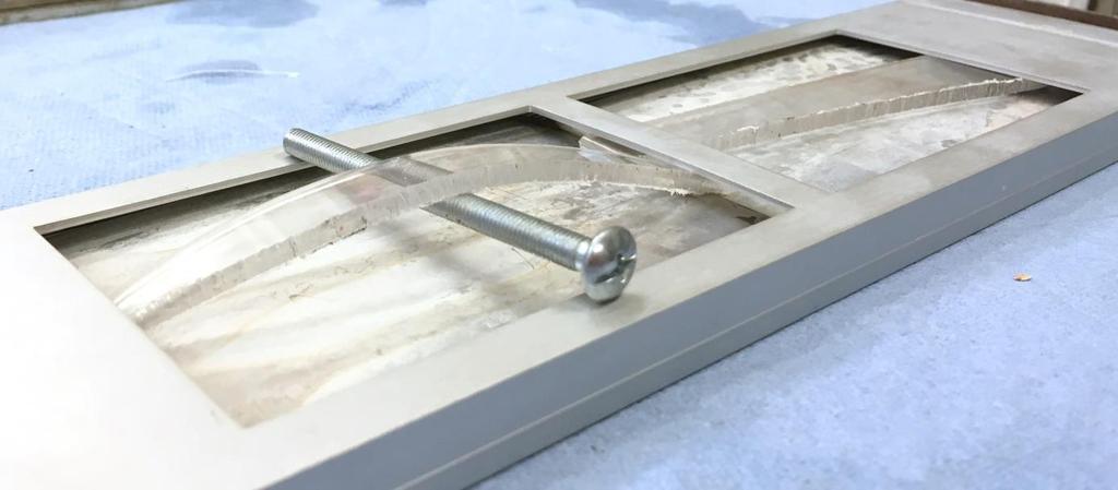 b a Figur 13. Fixturen med provbitar för UV-exponering.