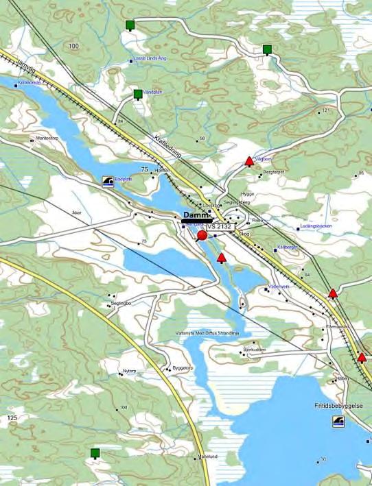Lokalen börjar 50 m nedströms bryggan och ca 150 m nedströms dammluckorna. Strandbrinken utgjordes av grovsten och någon form av slaggprodukter, som troligtvis använts som fyllnadsmaterial.