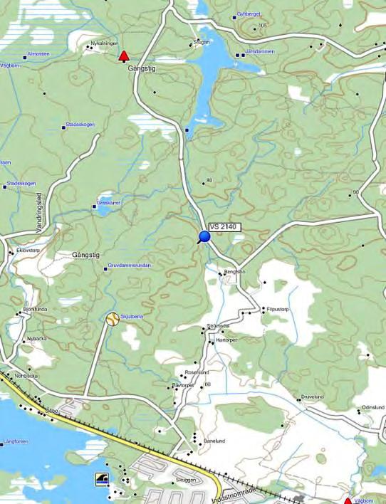 Bottenstrukturen var varierande med ca 0,5 dm tjockt finsedimentlager med inslag av grov- och mellansten. Näckmossa och påväxtalger förekom på stenarna.