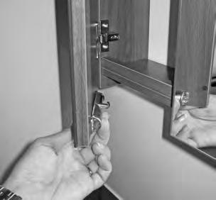 6. Bodelens inre 45 1 Spegelskåp Gasflasklådans dörr Spegelskåp tvättrum Öppna Öppna spegelskåpsdörren genom att trycka bakifrån