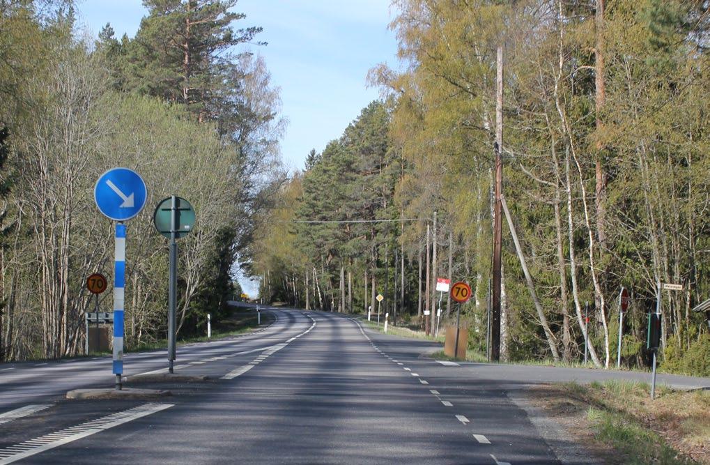 En dålig kombination med tanke på de upplevda höga fordonshastigheterna och stora flöden av gång- och cykeltrafikanter under sommarhalvåret.
