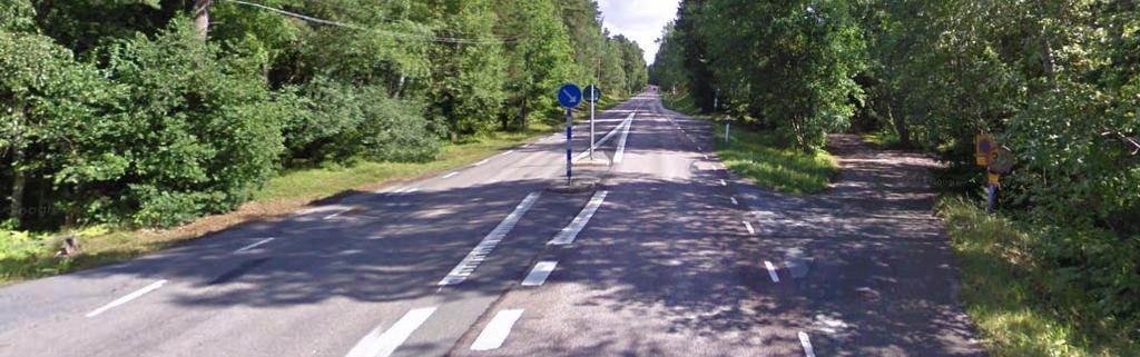 Vägen har vid korsningarna med Malmvägen och Stenfartsvägen en landsvägskaraktär då bebyggelsen längs med vägen ligger utspridd och gömd i skogspartier.