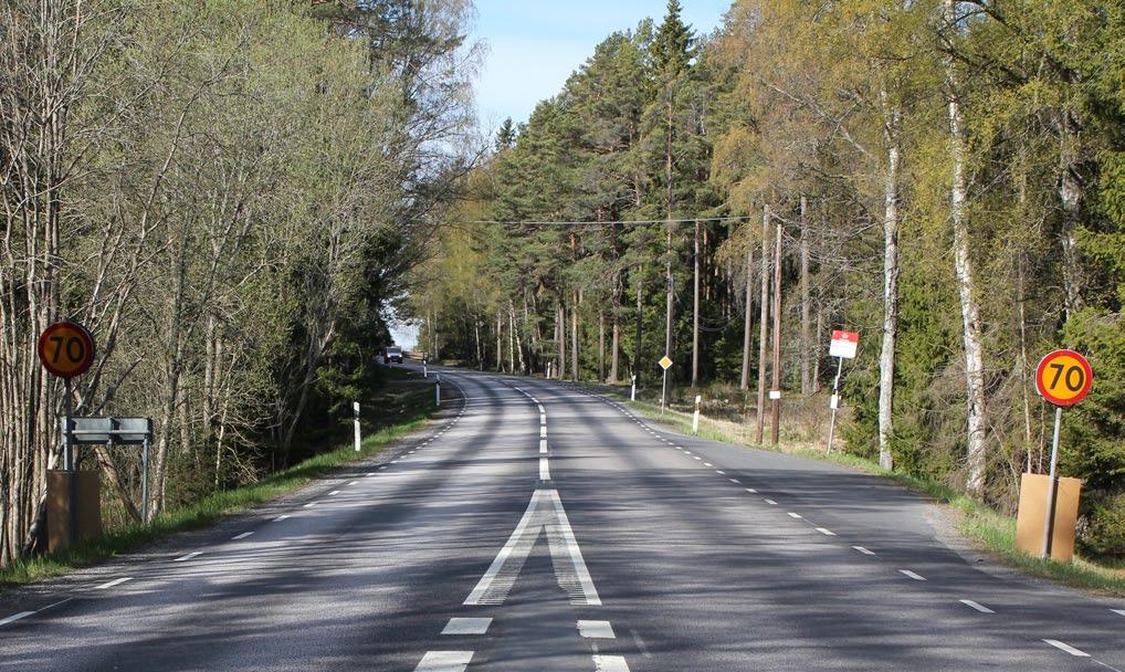 Refugerna i korsningarna är små och har sönderkörd betongkantsten, vilka inte tydligt nog avsmalnar och avgränsar utrymmet där de oskyddade trafikanterna ska passera.