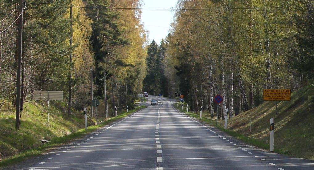 Vid korsningen med Stefartsvägen finns dock korta snuttar trottoarer på båda sidor om vägen.
