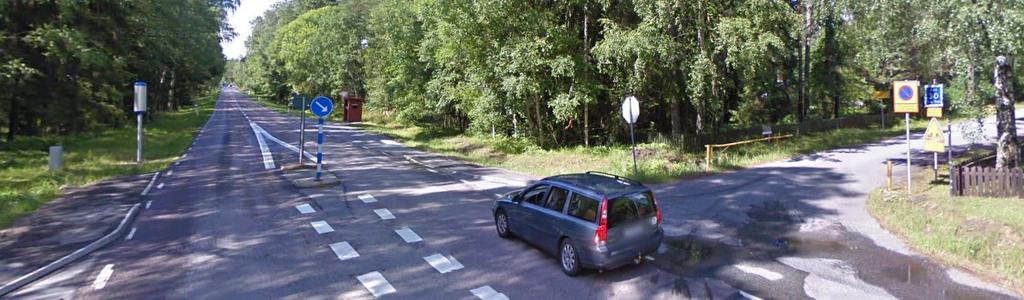 Korsningen och busshållplatserna har stora gång- och cykelflöden under sommarhalvåret då många besöker den populära
